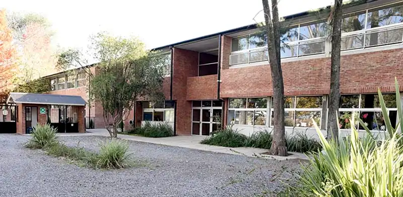Fachada del Colegio Los Álamos en Ingeniero Maschwitz, Escobar