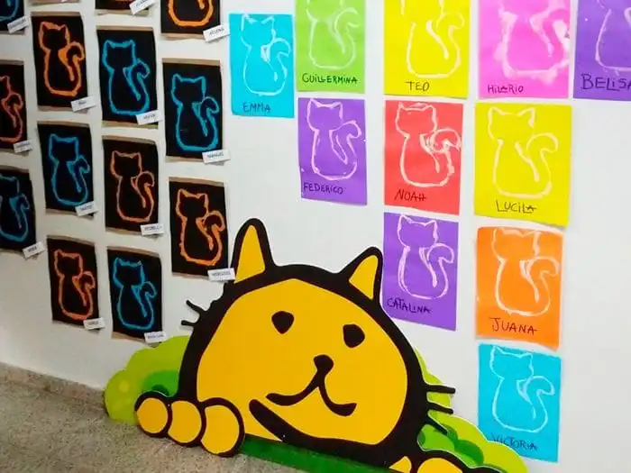 Aula de nivel inicial decorada con siluetas de gatos pintadas por los alumnos