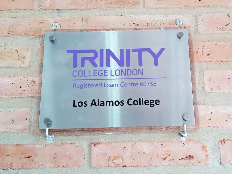 Placa oficial de Trinity College London que acredita al colegio como centro examinador registrado N.º 60756