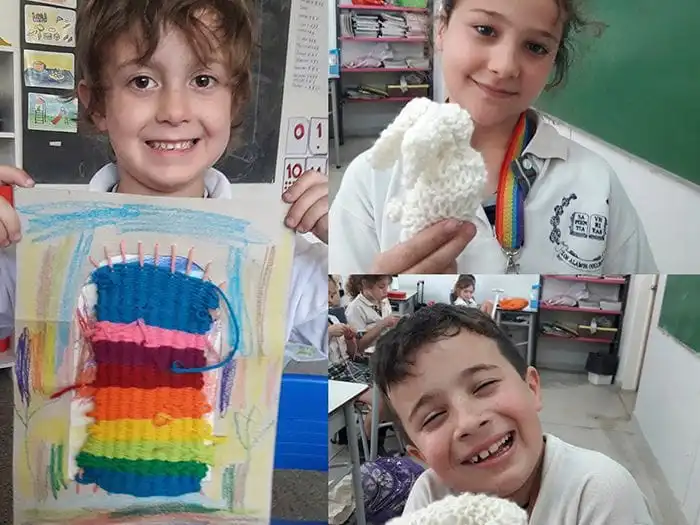 Alumnos de primaria mostrando sus tejidos y trabajos manuales