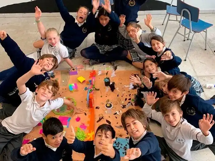 Alumna de primaria tocando el violín en un pasillo del colegio